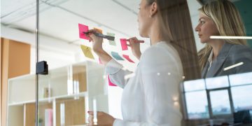 Mujer planificando en una empresa