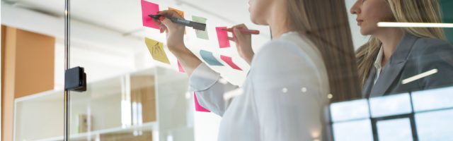Modelo de negocio Mujer planificando en una empresa