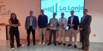 Ganadores del Concurso de Ideas de la Autoridad Portuaria de Huelva posan junto a sus premios.