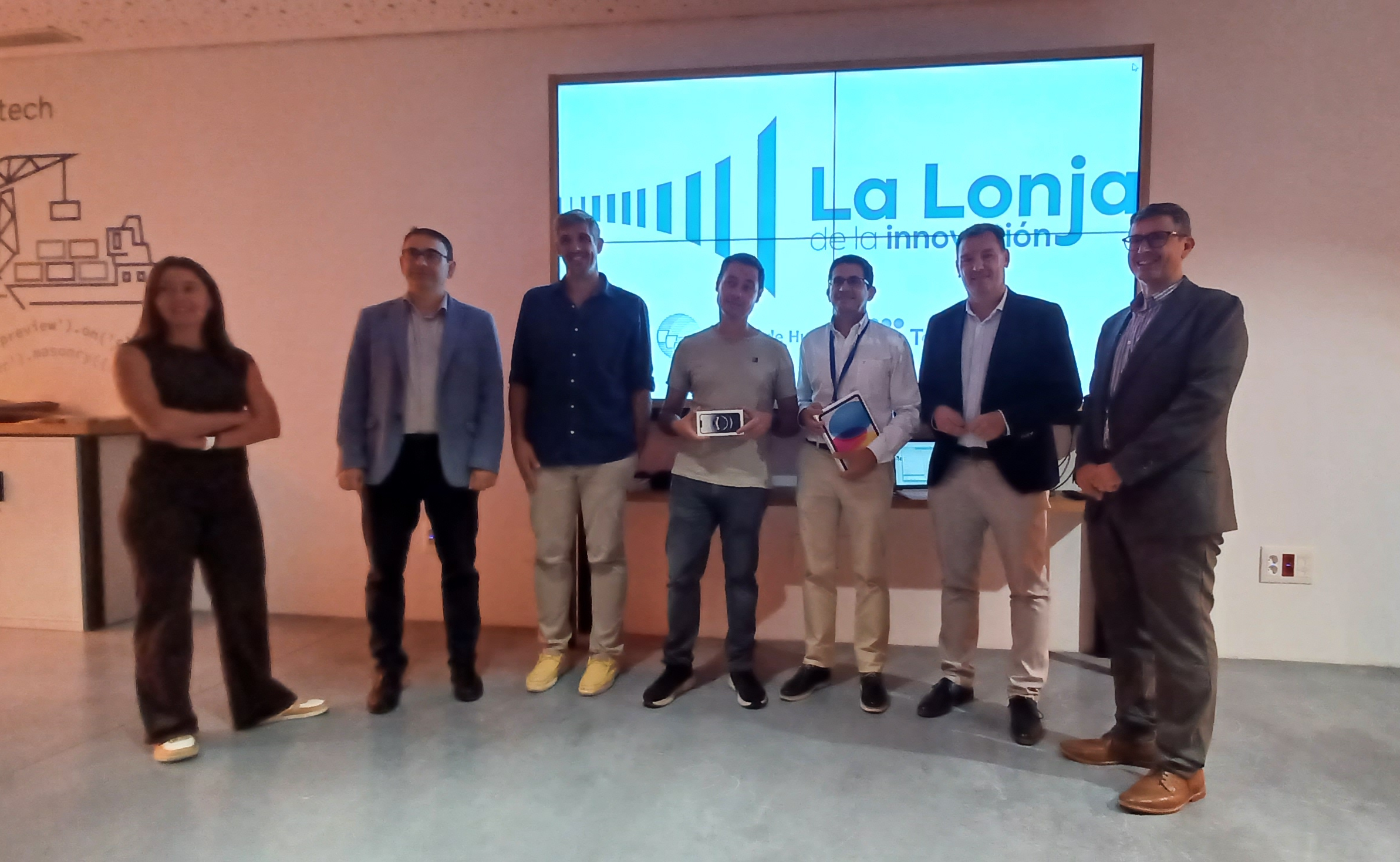 Ganadores del Concurso de Ideas de la Autoridad Portuaria de Huelva posan junto a sus premios.