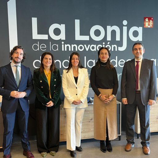 Rocío Díaz, directora de La Lonja de la Innovación, posa junto a las autoridades presentes en el Demo Day.