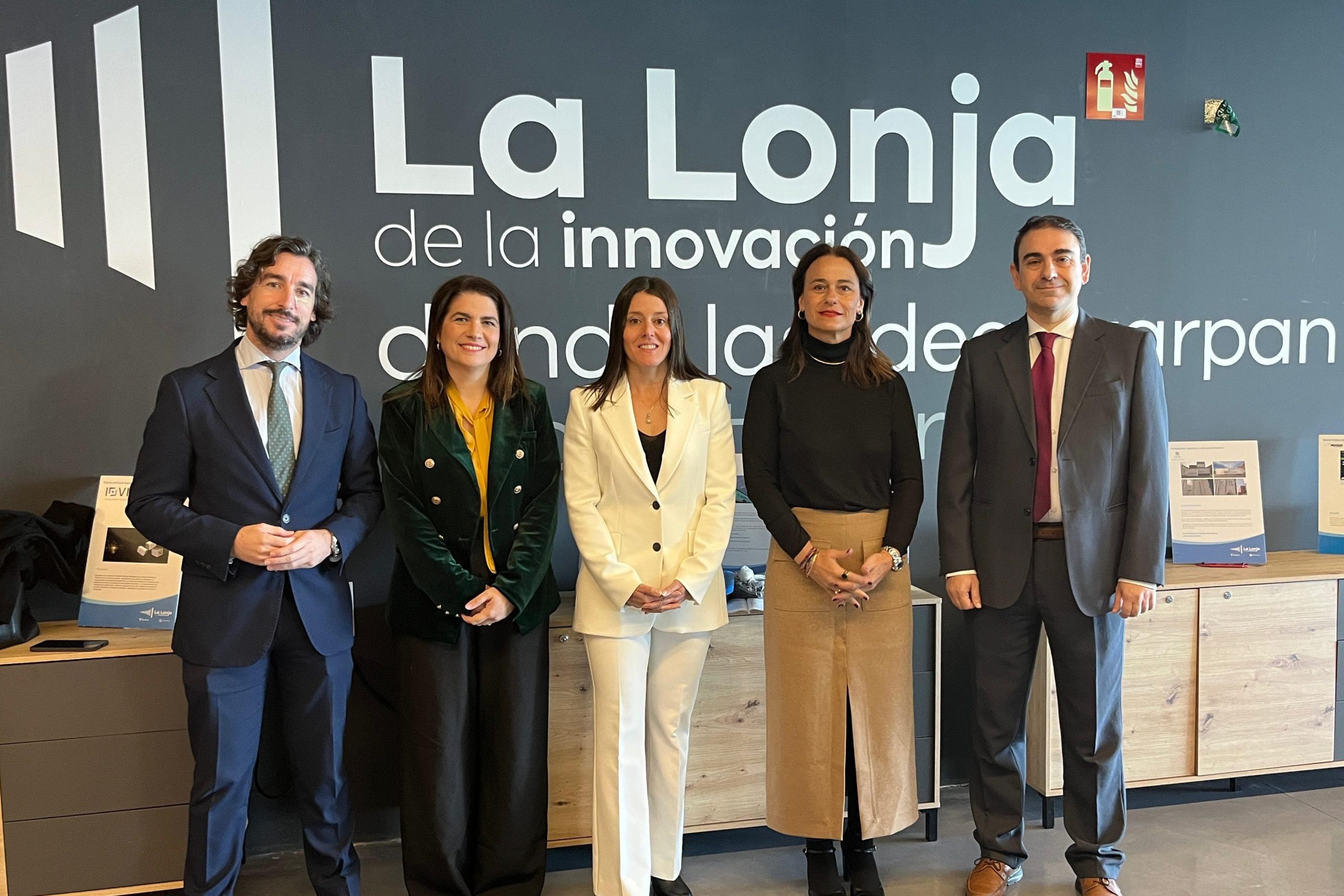 Rocío Díaz, directora de La Lonja de la Innovación, posa junto a las autoridades presentes en el Demo Day.