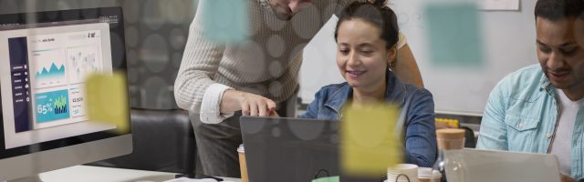 Personas emprendedoras mirando el ordenador
