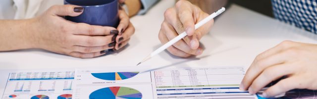 Burn rate Personas calculando el burn rate de su empresa.