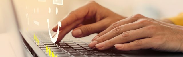Cliente feliz escribe reseña positiva de una empresa como parte de su programa de referidos.