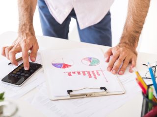 Empresario calculando el Churn Rate de su empresa.