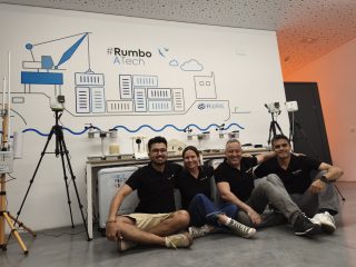 Equipo de Celestia posa en el Showroom de La Lonja de la Innovación