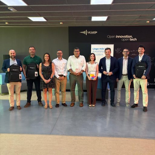 Ganadores del concurso de ideas de la Autoridad Portuaria de Huelva posan con los premios en La Lonja de la Innovación