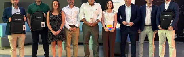 Ganadores del concurso de ideas de la Autoridad Portuaria de Huelva posan con los premios en La Lonja de la Innovación