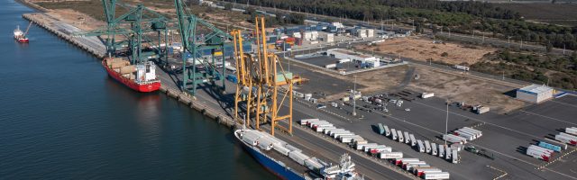 Fotografía del muelle sur del Puerto de Huelva.