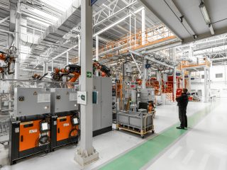 Fotografía de una industria automatizada con IIoT