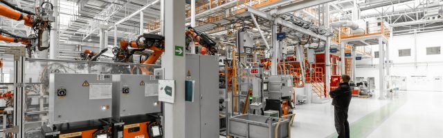 Fotografía de una industria automatizada con IIoT